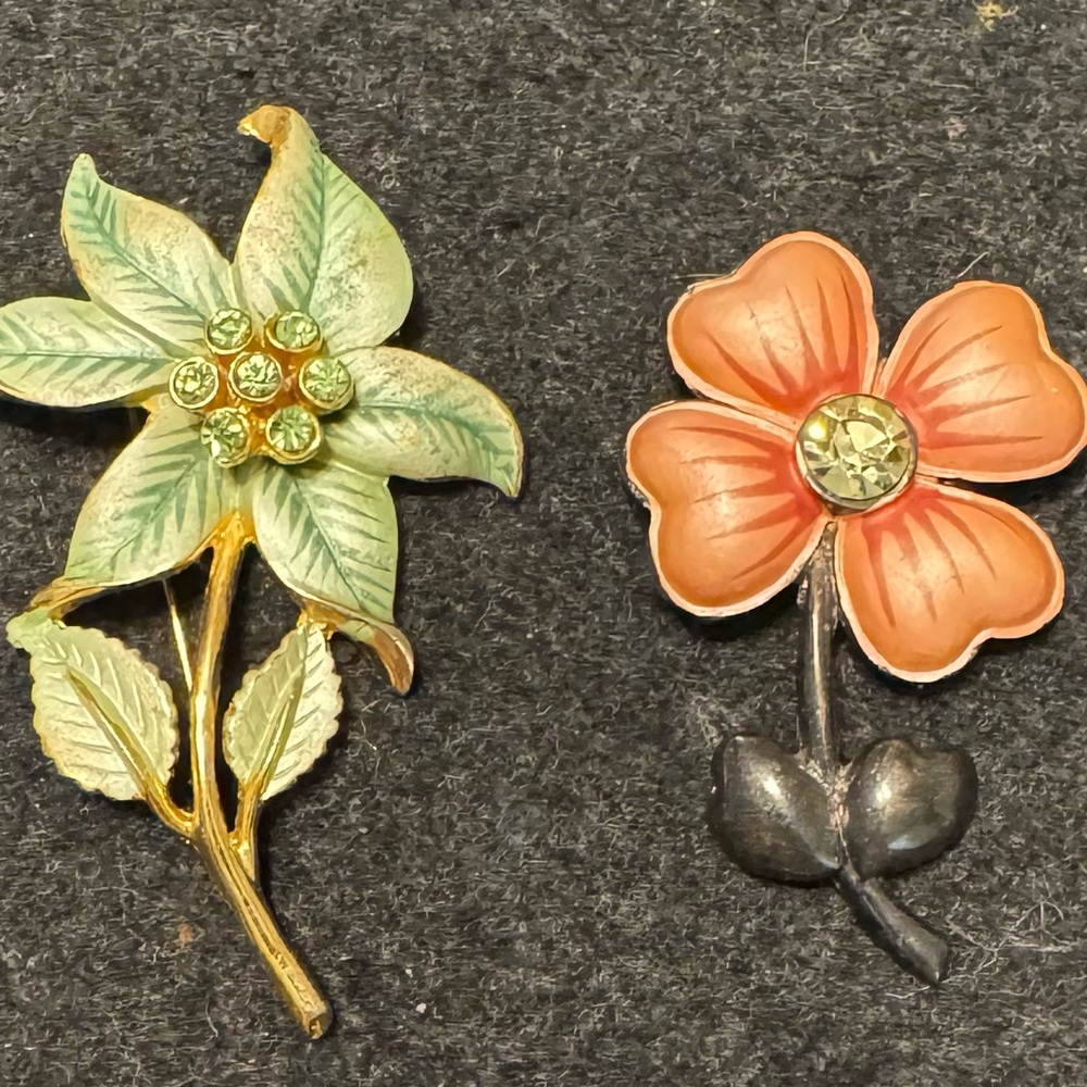 Two vintage FLOWER BROOCHES. One green and one coral-pink color